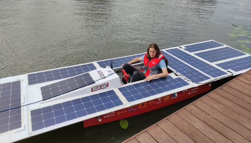 Studenci z koła naukowego PWr Solar Boat Team zbudowali łódź solarną