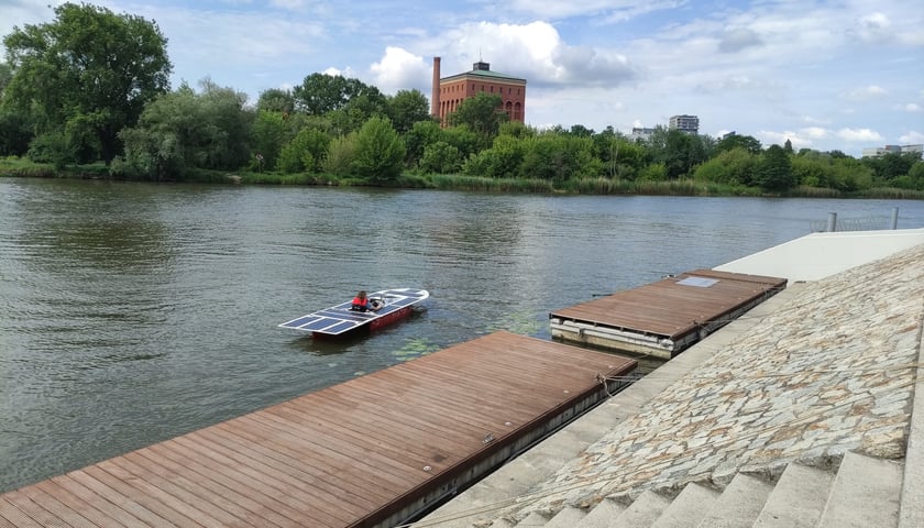 Studenci z koła naukowego PWr Solar Boat Team zbudowali łódź solarną