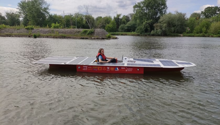 Studenci z koła naukowego PWr Solar Boat Team zbudowali łódź solarną