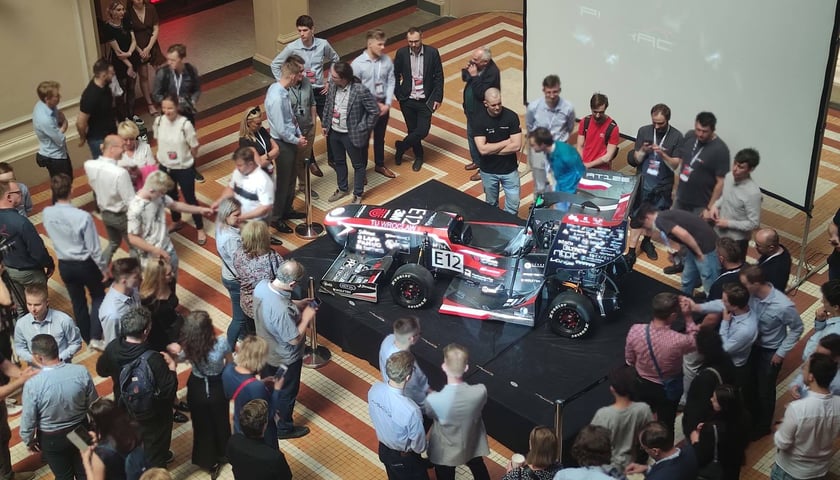 Koło naukowe PWr Racing Team zaprezentowało pierwszy elektryczny bolid w swojej historii