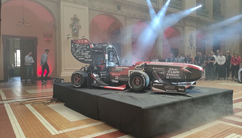 Koło naukowe PWr Racing Team zaprezentowało pierwszy elektryczny bolid w swojej historii