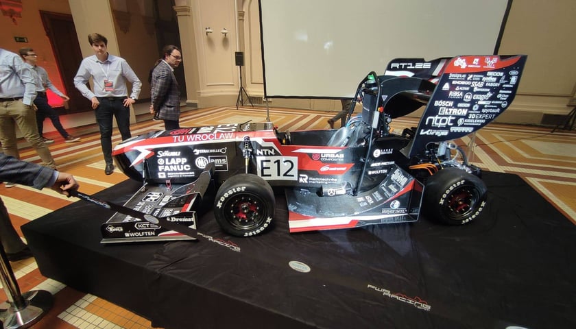 Koło naukowe PWr Racing Team zaprezentowało pierwszy elektryczny bolid w swojej historii
