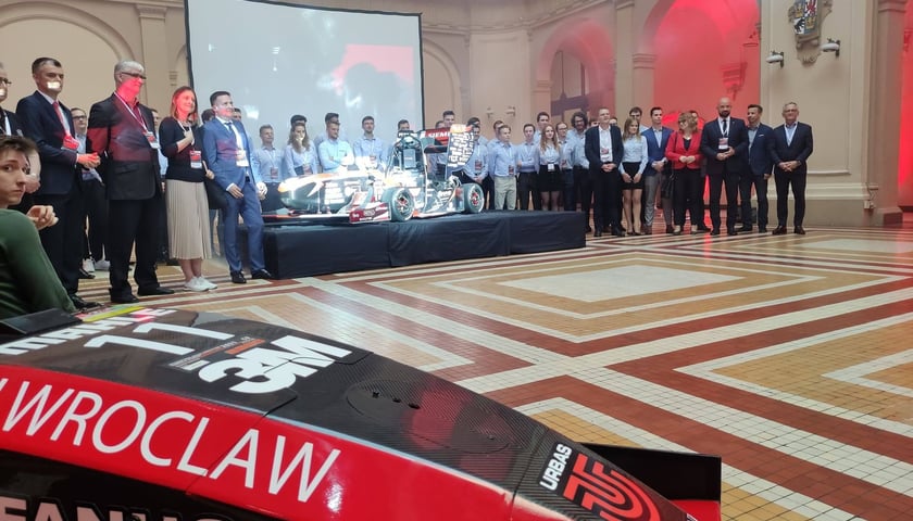 Koło naukowe PWr Racing Team zaprezentowało pierwszy elektryczny bolid w swojej historii