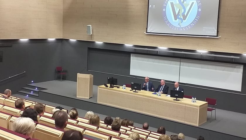 Powiększ obraz: Na zdjęciu sala wykładowa, w głębi, przy stole siedzą od lewej: rektor Uniwersytetu Medycznego prof. Piotr Ponikowski, rektor Uniwersytetu Wrocławskiego prof. Robert Olkiewicz oraz prof. Piotr Zbigniew Dzięgiel