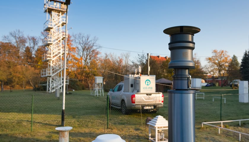 Powiększ obraz: Na zdjęciu urządzenia pomiarowe w obserwatorium meteorologicznym Zakładu Klimatologii i Ochrony Atmosfery Uniwersytetu Wrocławskiego na Sępolnie