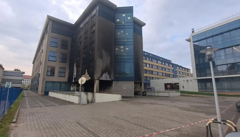 Powiększ obraz: Zniszczony w pożarze gmach Centrum Dydaktyczno-Naukowego Uniwersytetu Przyrodniczego we Wrocławiu