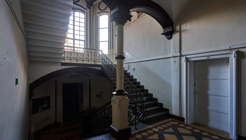 Sale wykładowe i wnętrza budynków historycznego kampusu Uniwersytetu Medycznego we Wrocławiu