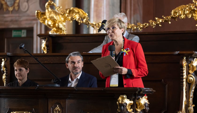 Profesor Joanna Rymaszewska, przewodnicząca konferencji, podczas odczycia konferencji naukowej The European Association of Psychosomatic Medicine