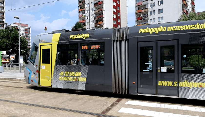 Tramwaj z grafiką promocyjną uczelni