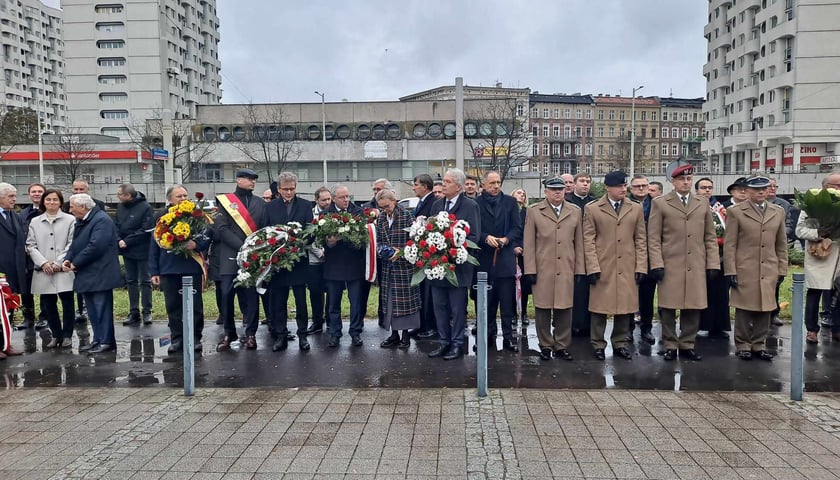 Uroczystość pod pomnikiem Pomordowanych Profesorów Lwowskich z okazji Święta Wrocławskiej Nauki