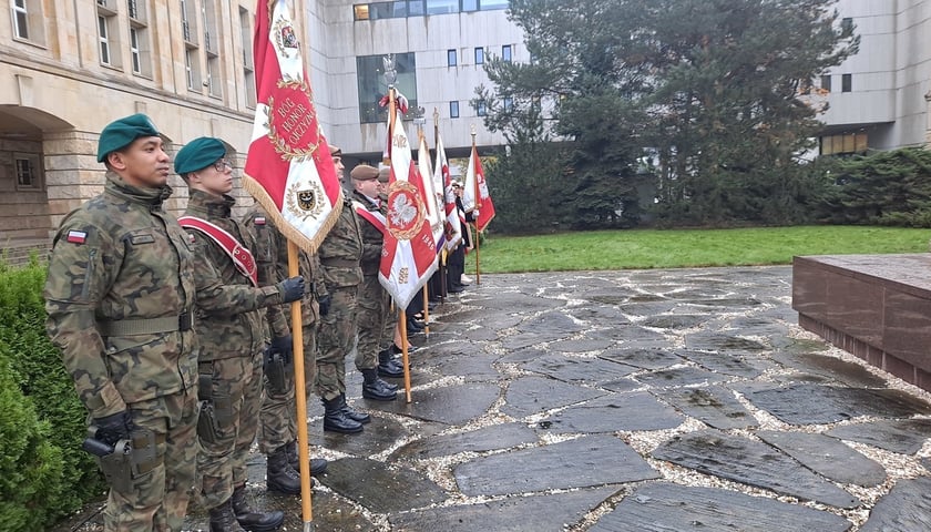 Uroczystość pod pomnikiem Pomordowanych Profesorów Lwowskich z okazji Święta Wrocławskiej Nauki