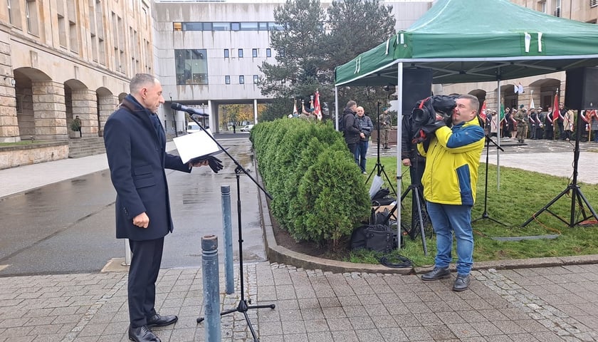 Uroczystość pod pomnikiem Pomordowanych Profesorów Lwowskich z okazji Święta Wrocławskiej Nauki. Prof. Krystian Kiełb