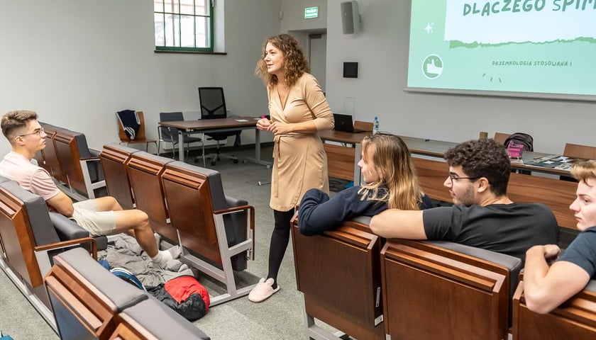 Powiększ obraz: Studenci Uniwersytetu Medycznego śpiący podczas zajęć drzemkologii