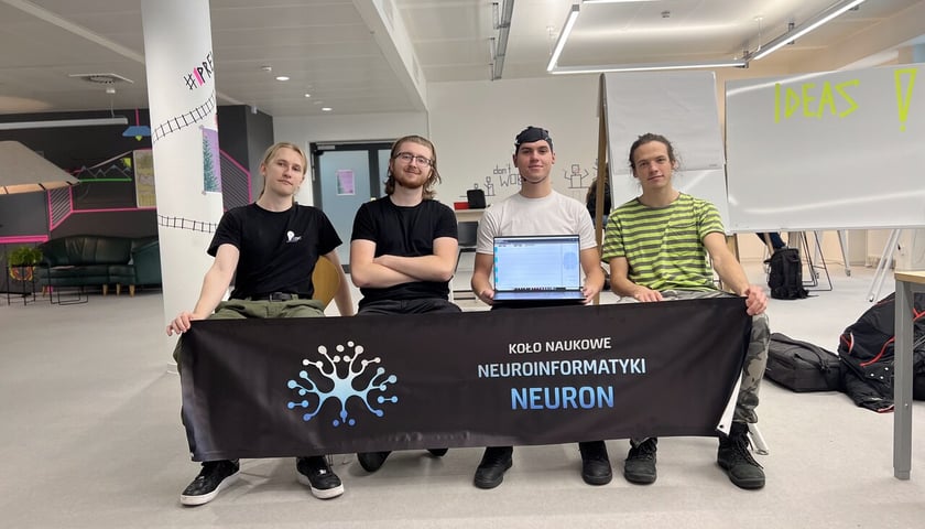 Powiększ obraz: <p>Grupa Pipelon działająca w Kole Naukowym Neuron na Politechnice Wrocławskiejgrupy Pipelon działającej w Kole Naukowym Neuron na PWr</p>