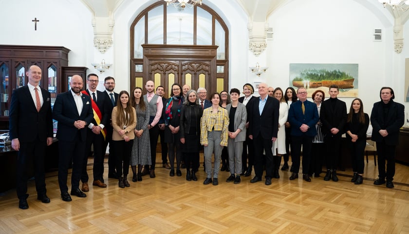 Powiększ obraz: <p>Rozdanie nagród dla laureatów konkursu Wrocławska Magnolia 14 lutego gabinet prezydenta Wroclawia</p>