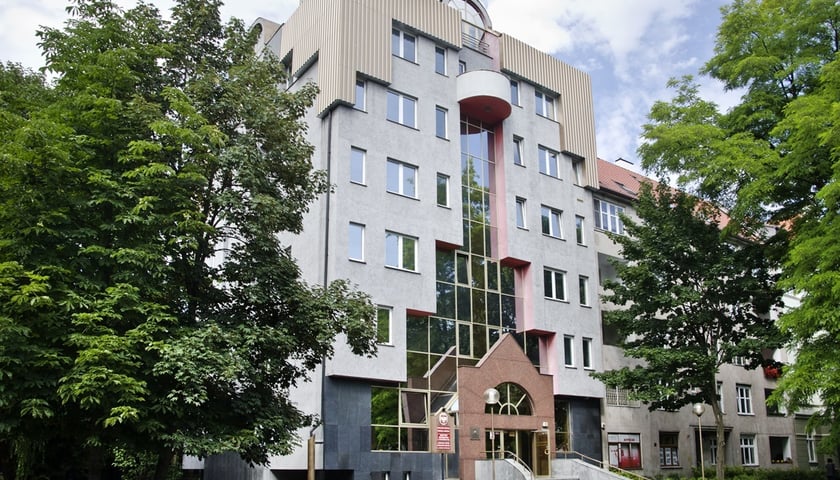 Powiększ obraz: Budynek C - 11 na terenie kampusu Politechniki Wrocławskiej, czyli tzw. Wieża Magów. Widok aktualny