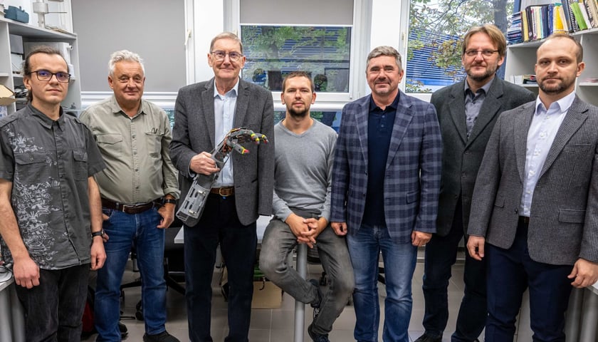 Powiększ obraz: Zespół konstruktorów protezy
