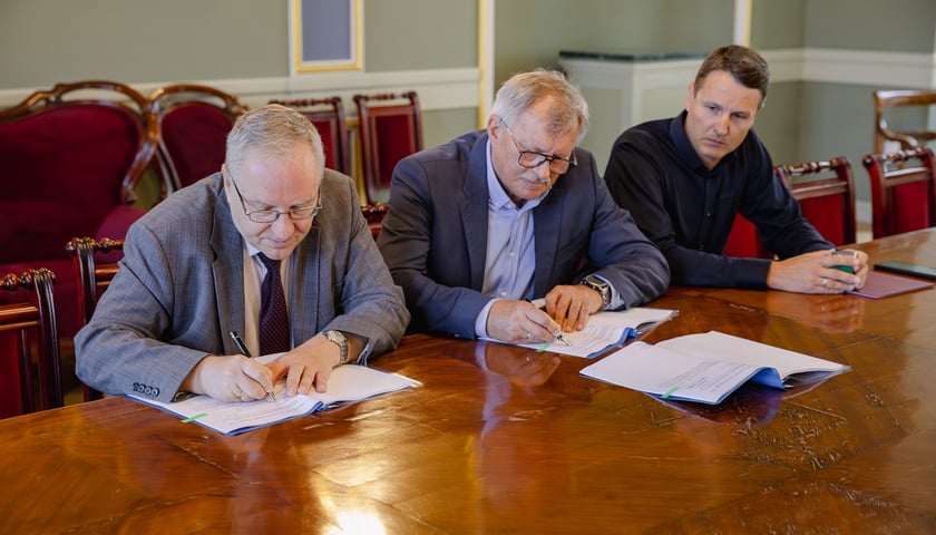 Powiększ obraz: Umowę podpisują: prof. dr hab. Robert Olkiewicz – rektor Uniwersytetu Wrocławskiego i Janusz Trebenda – prezes zarządu spółki P.B. Alfa Dach