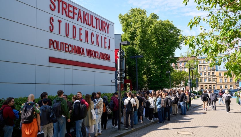 Rozpoczęcie Juwenaliów 2025 na Politechnice Wrocławskiej: śniadanie z rektorem
