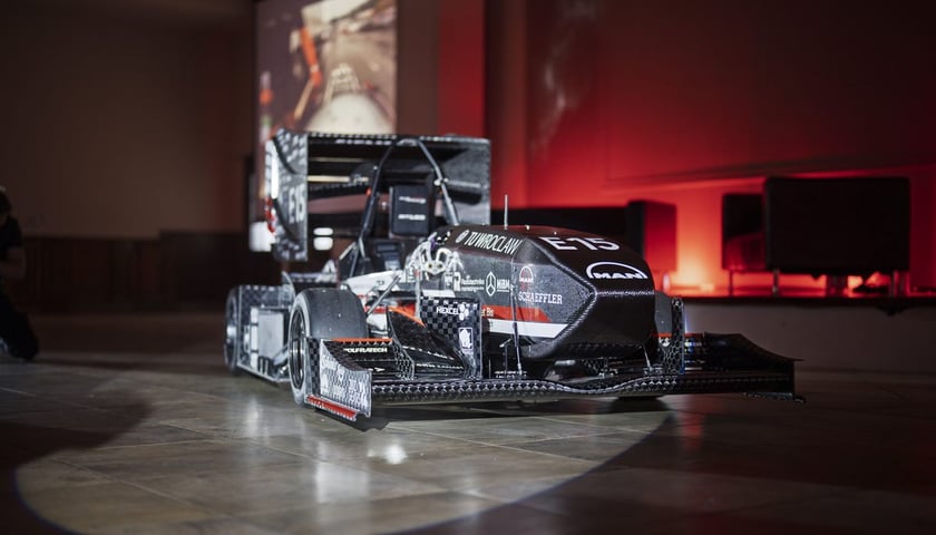 Powiększ obraz: Bolid RT15e skonstruowany przez studentów z PWR Racing Team. Prezentacja bolidu w Starej Garbarni