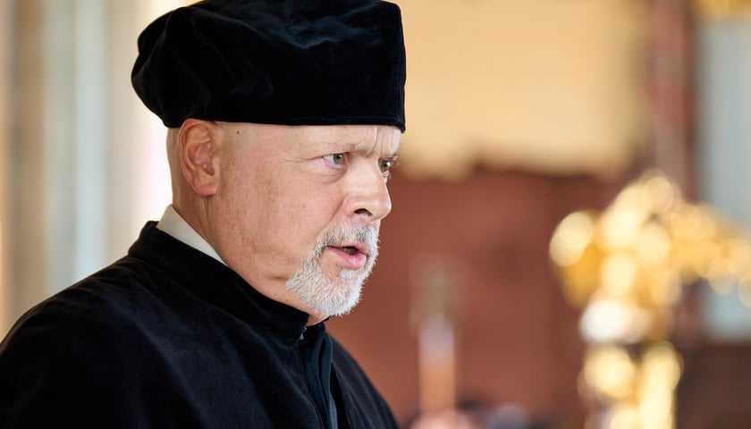 Powiększ obraz: Inaguracja roku akademickiego w Auli Leopoldyńskiej. Marek Krajewski, pisarz, podczas wykładu inaguracyjnego