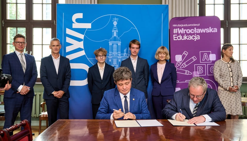 Powiększ obraz: Podpisanie listu intencyjnego o rozszerzeniu współpracy pomiędzy UWr a III LO, 9 października 2025