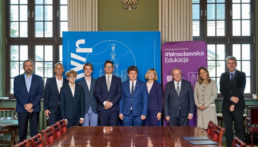 Powiększ obraz: Podpisanie listu intencyjnego o rozszerzeniu współpracy pomiędzy UWr a III LO, 9 października 2025