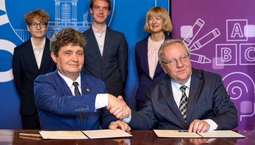 Powiększ obraz: wiceprezydent Ryszard Kessler i rektor Robert Olkiewicz, podpisanie listu intencyjnego o rozszerzeniu współpracy pomiędzy UWr a III LO, 9 października 2025