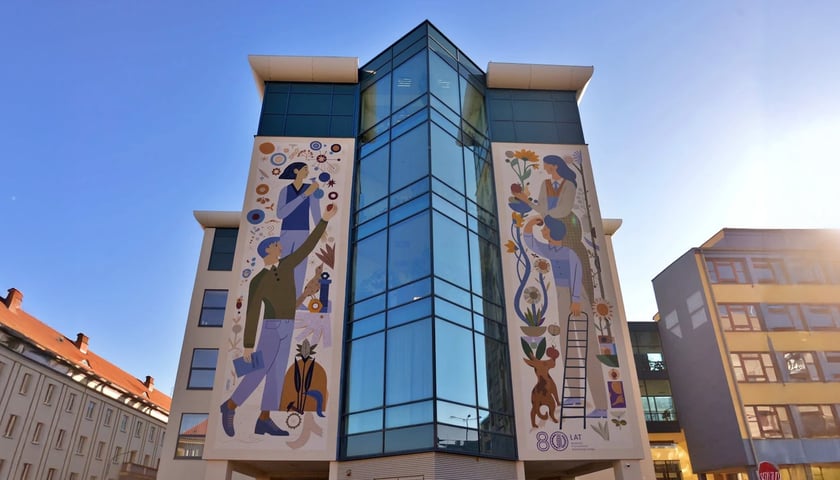 Mural Oteckiego na budynku Uniwersytetu Przyrodniczego przy placu Grunwaldzkim