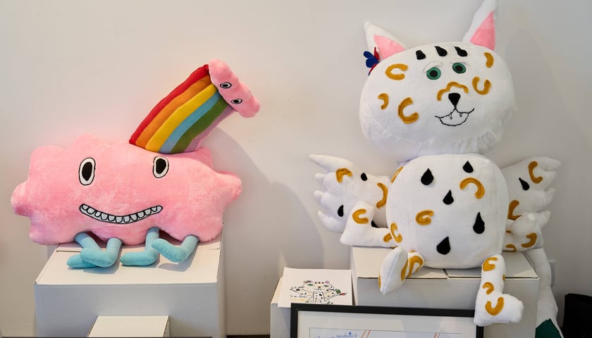 Powiększ obraz: W Mia Art Gallery na placu Solnym 11 można oglądać jedyne w swoim rodzaju pluszaki w rozmiarze XXXL. Zaprojektowały je dzieci.
