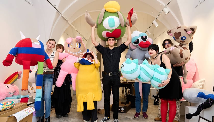 Powiększ obraz: W Mia Art Gallery na placu Solnym 11 można oglądać jedyne w swoim rodzaju pluszaki w rozmiarze XXXL. Zaprojektowały je dzieci.