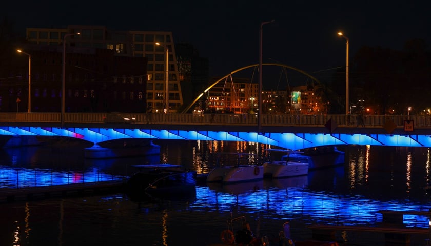 Najbardziej widowiskowym momentem tegorocznego jubileuszu będzie rozświetlenie na niebiesko gmachu głównego Uniwersytetu i sąsiadującego z nim mostu Uniwersyteckiego.