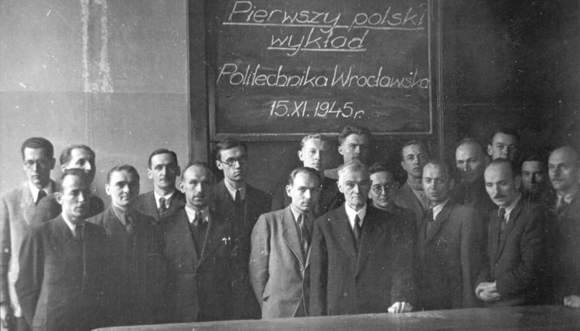 Powiększ obraz: Prof. Kazimierz Idaszewski i uczestnicy pierwszego wykładu