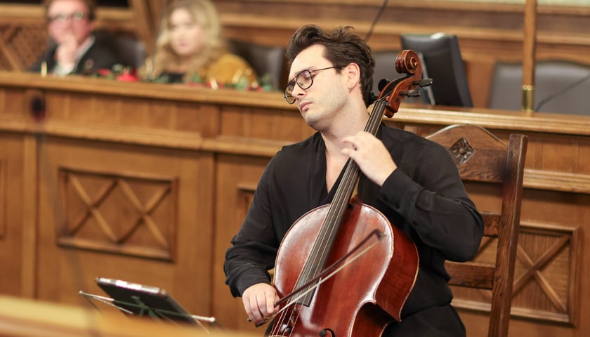 Powiększ obraz: Michał Bień grający na wiolonczeli