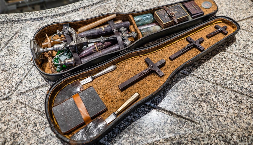 Powiększ obraz: Zestaw antywampiryczny. Nowy eksponat Muzeum Medycyny Sądowej we Wrocławiu