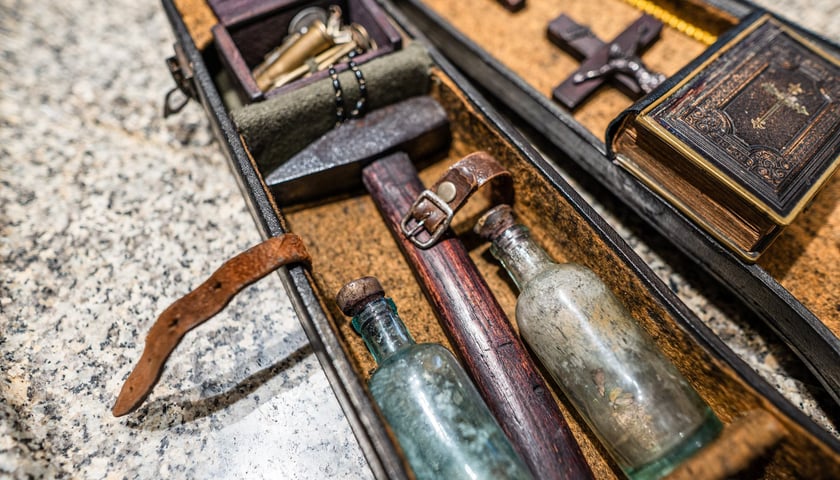 Powiększ obraz: Zestaw antywampiryczny. Nowy eksponat Muzeum Medycyny Sądowej we Wrocławiu