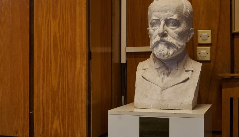 Powiększ obraz: Popiersie prof. Jana Mikulicza-Radeckiego w sali wykładowej kliniki chirurgii