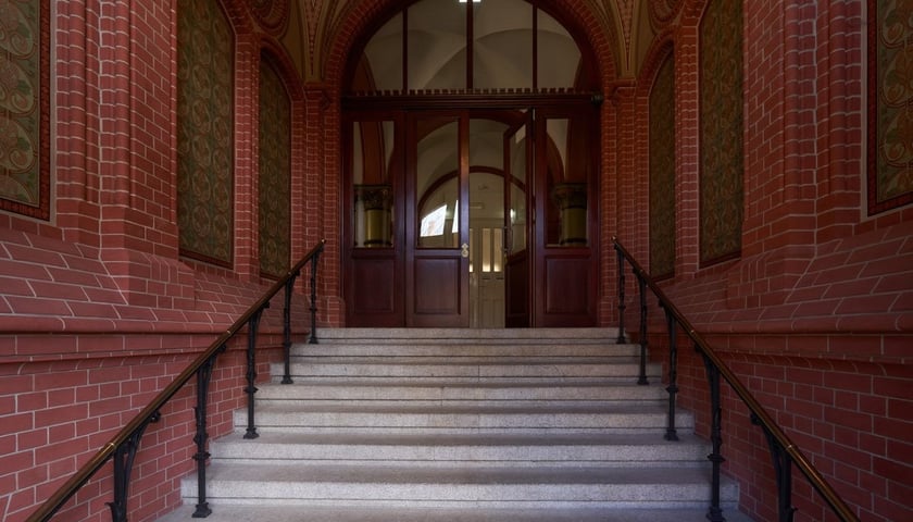 Powiększ obraz: Wejście do budynku dawnej kliniki chirurgii UMed