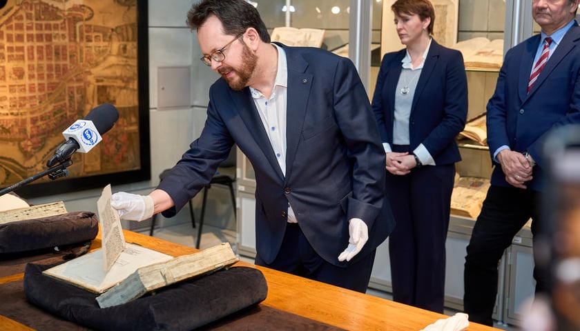 Prezentacja odzyskanego rękopisu dzieł św. Augustyna w Bibliotece Uniwersyteckiej