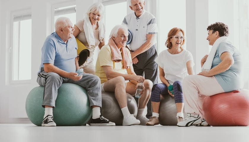 Powiększ obraz: Grupa seniorów w strojach sportowych