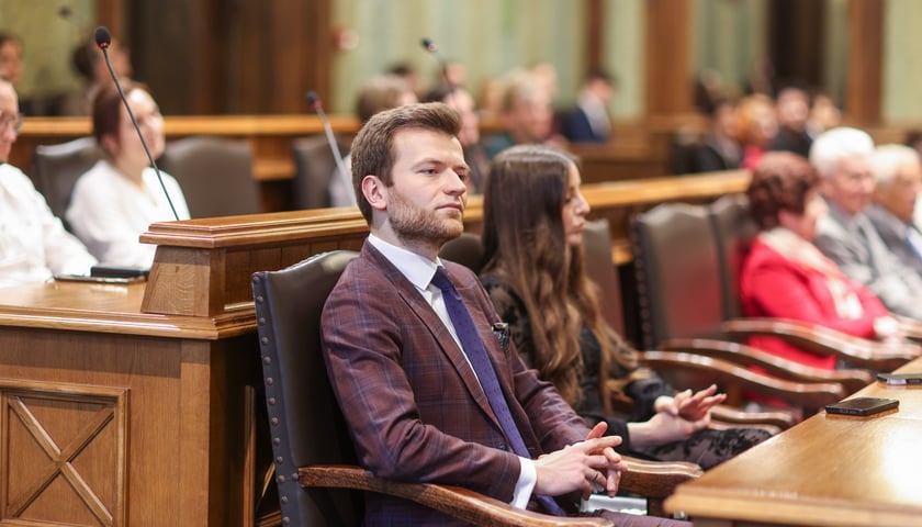 Powiększ obraz: Uroczystość wręczenia miejskich stypendiów w Ratuszu - 25 marca