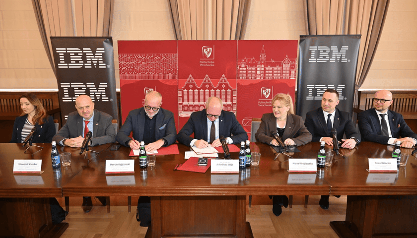 Powiększ obraz: Podpisanie umowy o współpracy Politechniki Wrocławskiej i IBM