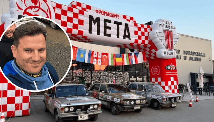 Wyprawa "Z Ziemi Tajskiej do Polski" dotarła do celu. W tle auta uczestników na mecie przed Muzeum Motoryzacji WENA w Oławie, w kółku Wrocławianin Grzegorz Kapsa.