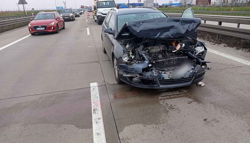 Rozbity samochód osobowy po kolizji na autostradzie A4  w rejonie węzła Wrocław Południe -12 kwietnia 2026 r.