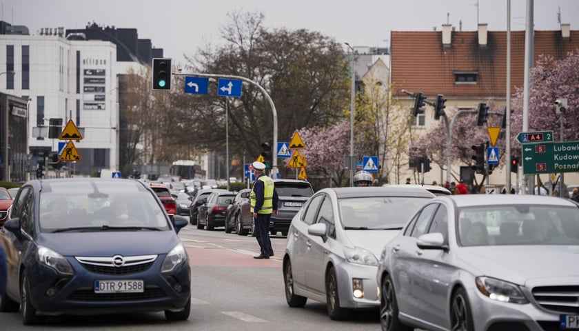 Korek na ul. Zwycięskiej, pracownik nadzoru ruchu MPK monitorujący ruch.