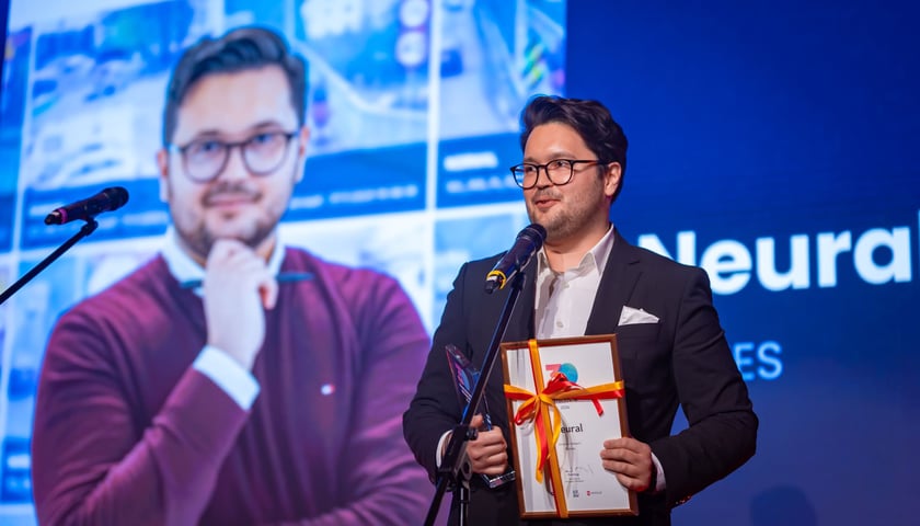 Gala 30 Kreatywnych Wrocławia, 15.04.2026. Przy mikrofonie Paweł Narolski z firmy Neural
