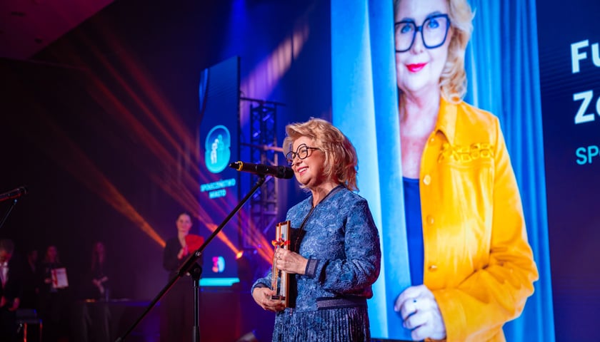 Gala 30 Kreatywnych Wrocławia, 15.04.2026. Przy mikrofonie Agnieszka Aleksandrowicz-Zdral z Fundacji Zobacz Mnie.