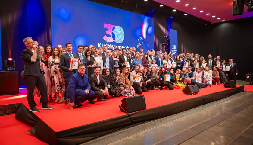 Gala 30 Kreatywnych Wrocławia, 15.04.2026. Pamiątkowe wspólne zdjęcie laureatów.