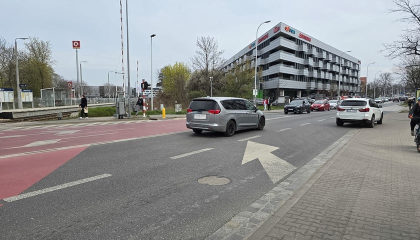 Kierowca zignorował czerwone światła przed przejazdem, a potem odjechał po odblokowaniu rogatek