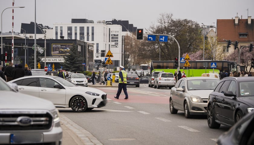 Jeden człowiek sparaliżował całe osiedle Wrocławia. Tak się kończy wjazd pod opadające rogatki